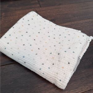 🔥Bundle 2 for $10 | Living Textiles Muslin Swaddle Blanket, Triangle Pattern